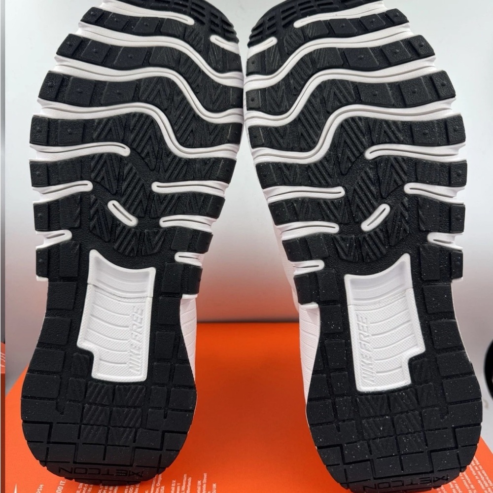 Nike Free Metcon 6 White Black BRAND NEW Multiple Sizes - Picture 7 of 7